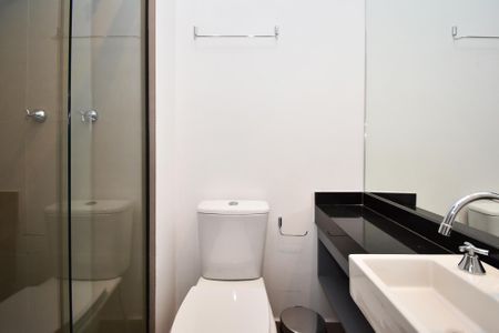 banheiro de kitnet/studio para alugar com 1 quarto, 24m² em Cerqueira César, São Paulo