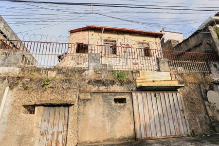 Casa à venda com 200m², 3 quartos e 1 vaga Casa à venda com 200m², 3 quartos e 1 vagaFachada