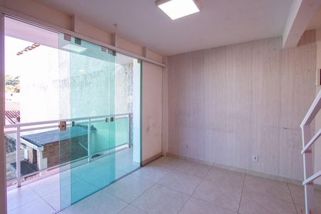 Sala de casa de condomínio para alugar com 2 quartos, 90m² em Colubandê, São Gonçalo