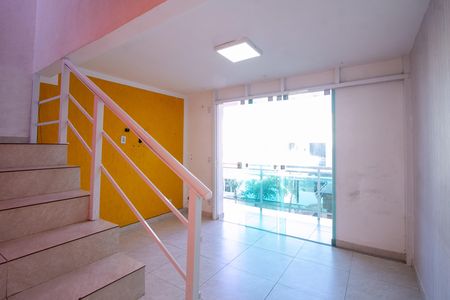 Sala de casa de condomínio para alugar com 2 quartos, 90m² em Colubandê, São Gonçalo