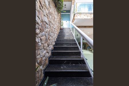 Casa à venda com 249m², 3 quartos e 5 vagasEscada