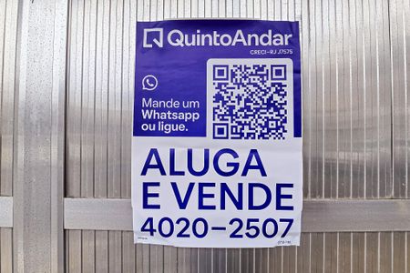 Casa à venda com 363m², 4 quartos e 20 vagas Casa à venda com 363m², 4 quartos e 20 vagasFachada casa com placa