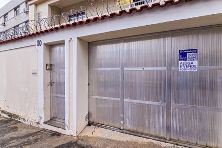 Casa à venda com 363m², 4 quartos e 20 vagas Casa à venda com 363m², 4 quartos e 20 vagasFachada casa com placa