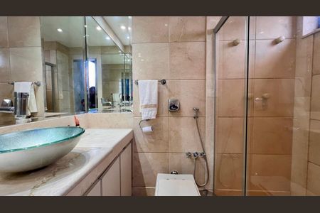 Apartamento à venda com 359m², 4 quartos e 4 vagasBanheiro social