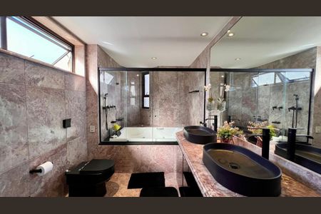 Apartamento à venda com 359m², 4 quartos e 4 vagasBanheiro da suíte