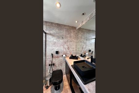 Apartamento à venda com 359m², 4 quartos e 4 vagasBanheiro da suíte 2