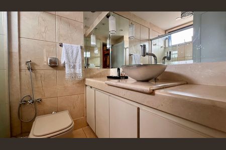 Apartamento à venda com 359m², 4 quartos e 4 vagasBanheiro social