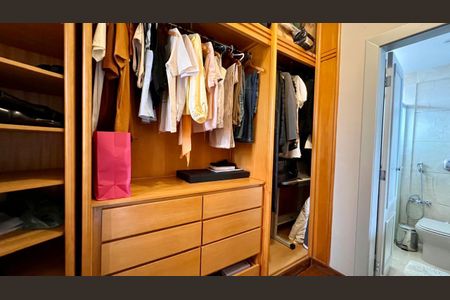 Apartamento à venda com 359m², 4 quartos e 4 vagasCloset da Suíte 2