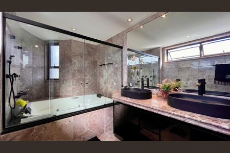 Apartamento à venda com 359m², 4 quartos e 4 vagasBanheiro da suíte