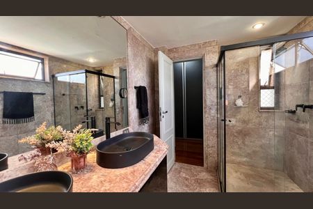 Apartamento à venda com 359m², 4 quartos e 4 vagasBanheiro da suíte