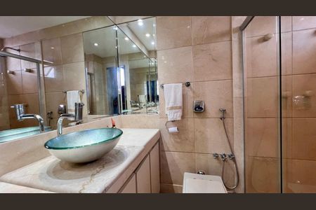 Apartamento à venda com 359m², 4 quartos e 4 vagasBanheiro social