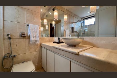 Apartamento à venda com 359m², 4 quartos e 4 vagasBanheiro social