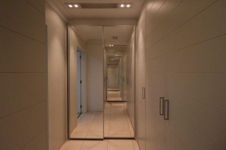 Apartamento para alugar com 340m², 5 quartos e 4 vagas Apartamento para alugar com 340m², 5 quartos e 4 vagasCloset