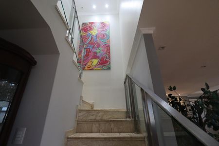 Apartamento para alugar com 340m², 5 quartos e 4 vagas Apartamento para alugar com 340m², 5 quartos e 4 vagasEscada