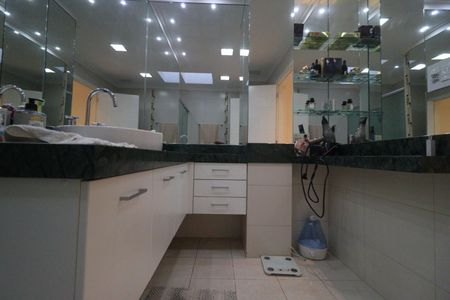 Apartamento para alugar com 340m², 5 quartos e 4 vagas Apartamento para alugar com 340m², 5 quartos e 4 vagasBanheiro da Suíte 1