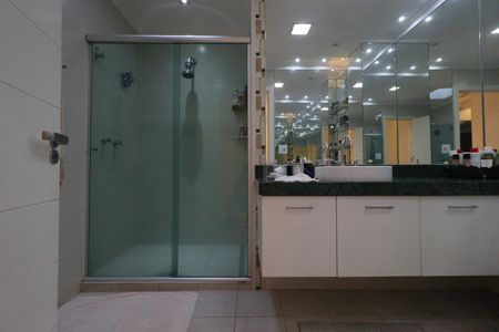 Apartamento para alugar com 340m², 5 quartos e 4 vagas Apartamento para alugar com 340m², 5 quartos e 4 vagasBanheiro da Suíte 1