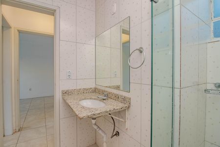 Banheiro de apartamento para alugar com 1 quarto, 42m² em Passo D’areia, Porto Alegre