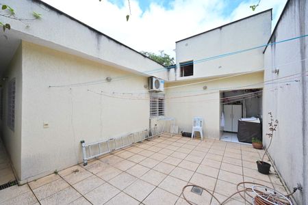 Casa à venda com 180m², 3 quartos e 2 vagas Casa à venda com 180m², 3 quartos e 2 vagasLavanderia