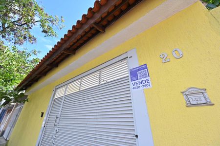 Casa à venda com 180m², 3 quartos e 2 vagas Casa à venda com 180m², 3 quartos e 2 vagasFachada