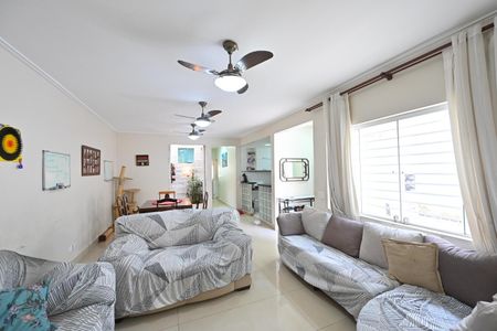 Casa à venda com 180m², 3 quartos e 2 vagas Casa à venda com 180m², 3 quartos e 2 vagasSala