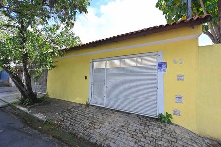Casa à venda com 180m², 3 quartos e 2 vagas Casa à venda com 180m², 3 quartos e 2 vagasFachada