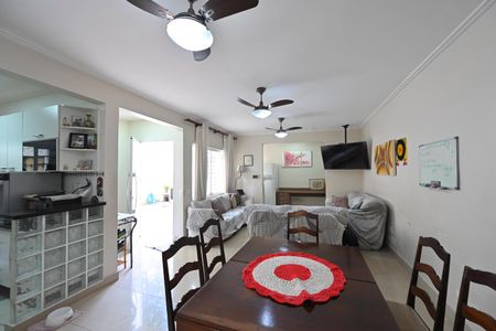 Casa à venda com 180m², 3 quartos e 2 vagas Casa à venda com 180m², 3 quartos e 2 vagasSala