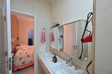 Casa à venda com 180m², 3 quartos e 2 vagas Casa à venda com 180m², 3 quartos e 2 vagasBanheiro da Suíte