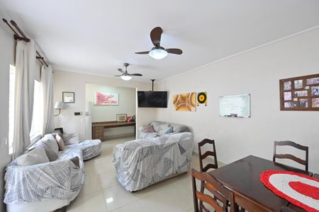 Casa à venda com 180m², 3 quartos e 2 vagas Casa à venda com 180m², 3 quartos e 2 vagasSala