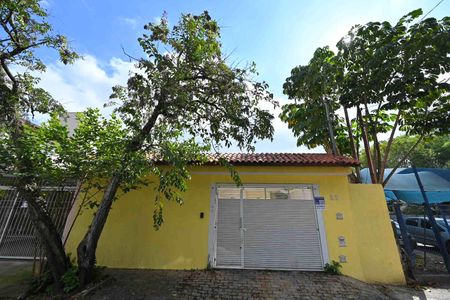 Casa à venda com 180m², 3 quartos e 2 vagas Casa à venda com 180m², 3 quartos e 2 vagasFachada