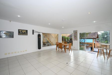 Casa à venda com 480m², 5 quartos e 5 vagasSalão 