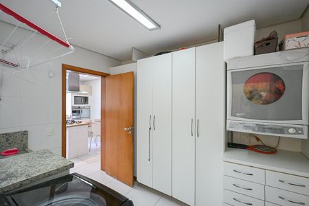 Casa à venda com 480m², 5 quartos e 5 vagasÁrea de Serviço 