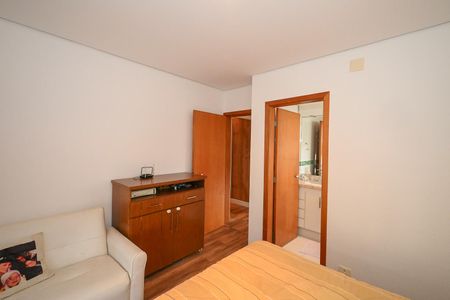 Casa à venda com 480m², 5 quartos e 5 vagasSuíte 1