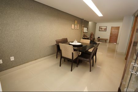 Casa de condomínio à venda com 193m², 4 quartos e 2 vagas