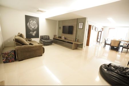 Casa de condomínio à venda com 193m², 4 quartos e 2 vagas