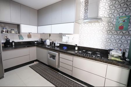 Casa de condomínio à venda com 193m², 4 quartos e 2 vagas