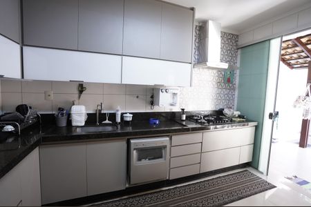 Casa de condomínio à venda com 193m², 4 quartos e 2 vagas