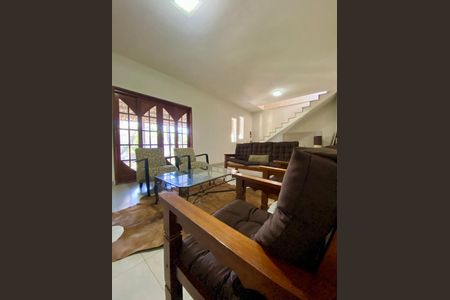 Casa de condomínio para alugar com 300m², 5 quartos e 3 vagasSala