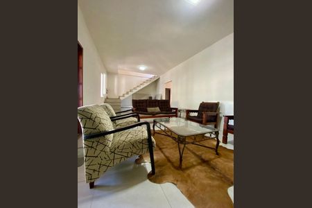 Casa de condomínio para alugar com 300m², 5 quartos e 3 vagasSala