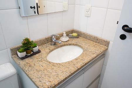 Banheiro de apartamento à venda com 2 quartos, 64m² em Vila Bertioga, São Paulo