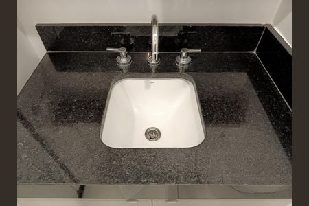 Banheiro de kitnet/studio para alugar com 1 quarto, 33m² em Pinheiros, São Paulo