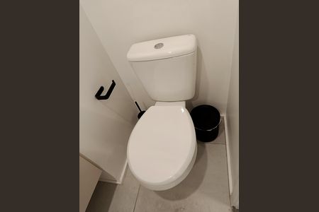 Banheiro de kitnet/studio para alugar com 1 quarto, 33m² em Pinheiros, São Paulo