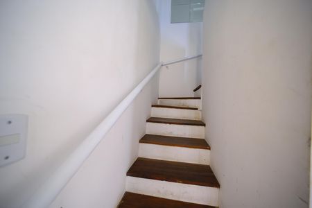 Casa de condomínio à venda com 75m², 2 quartos e 1 vagaEscada