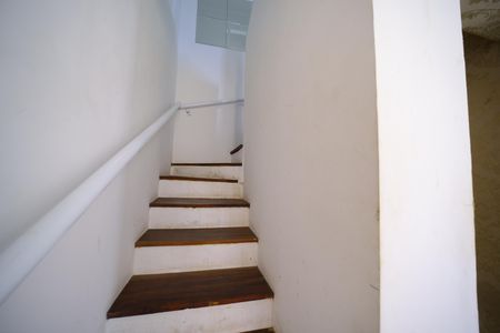 Casa de condomínio à venda com 75m², 2 quartos e 1 vagaEscada
