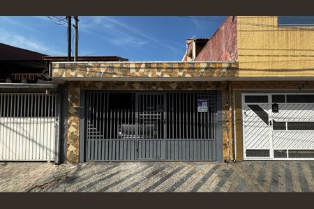 Casa à venda com 138m², 3 quartos e 2 vagas Casa à venda com 138m², 3 quartos e 2 vagasFachada