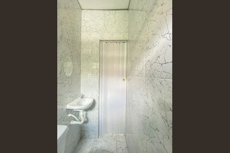 Banheiro de kitnet/studio para alugar com 1 quarto, 15m² em Vila Nivi, São Paulo