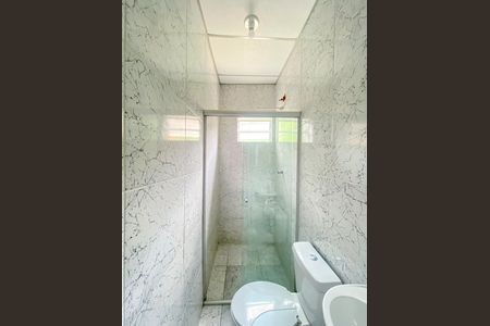 Banheiro de kitnet/studio para alugar com 1 quarto, 15m² em Vila Nivi, São Paulo