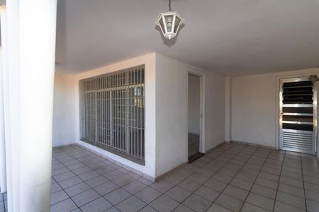 Casa à venda com 204m², 4 quartos e 2 vagas Casa à venda com 204m², 4 quartos e 2 vagasEntrada