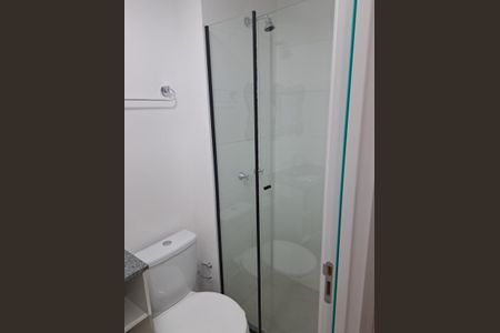 Banheiro de kitnet/studio para alugar com 1 quarto, 16m² em Novo Mundo, Curitiba