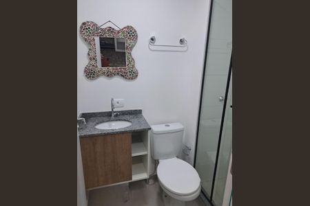 Banheiro de kitnet/studio para alugar com 1 quarto, 16m² em Novo Mundo, Curitiba