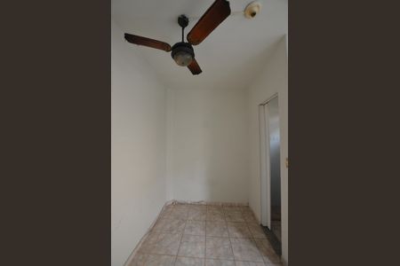 Sala / Quarto de kitnet/studio para alugar com 0 quarto, 15m² em Bento Ribeiro, Rio de Janeiro